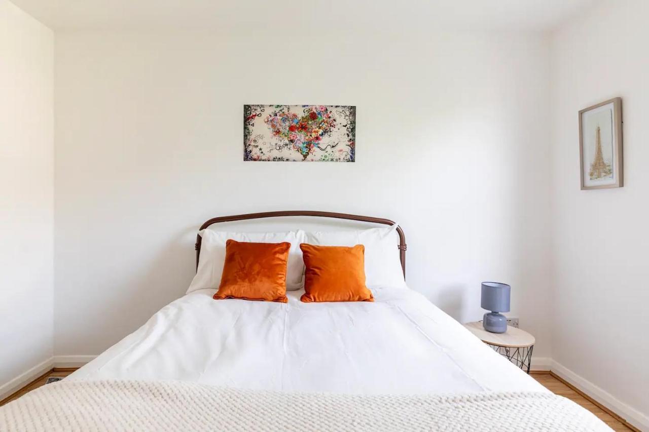 Large, Bright And Spacious 3 Bed Flat In * London