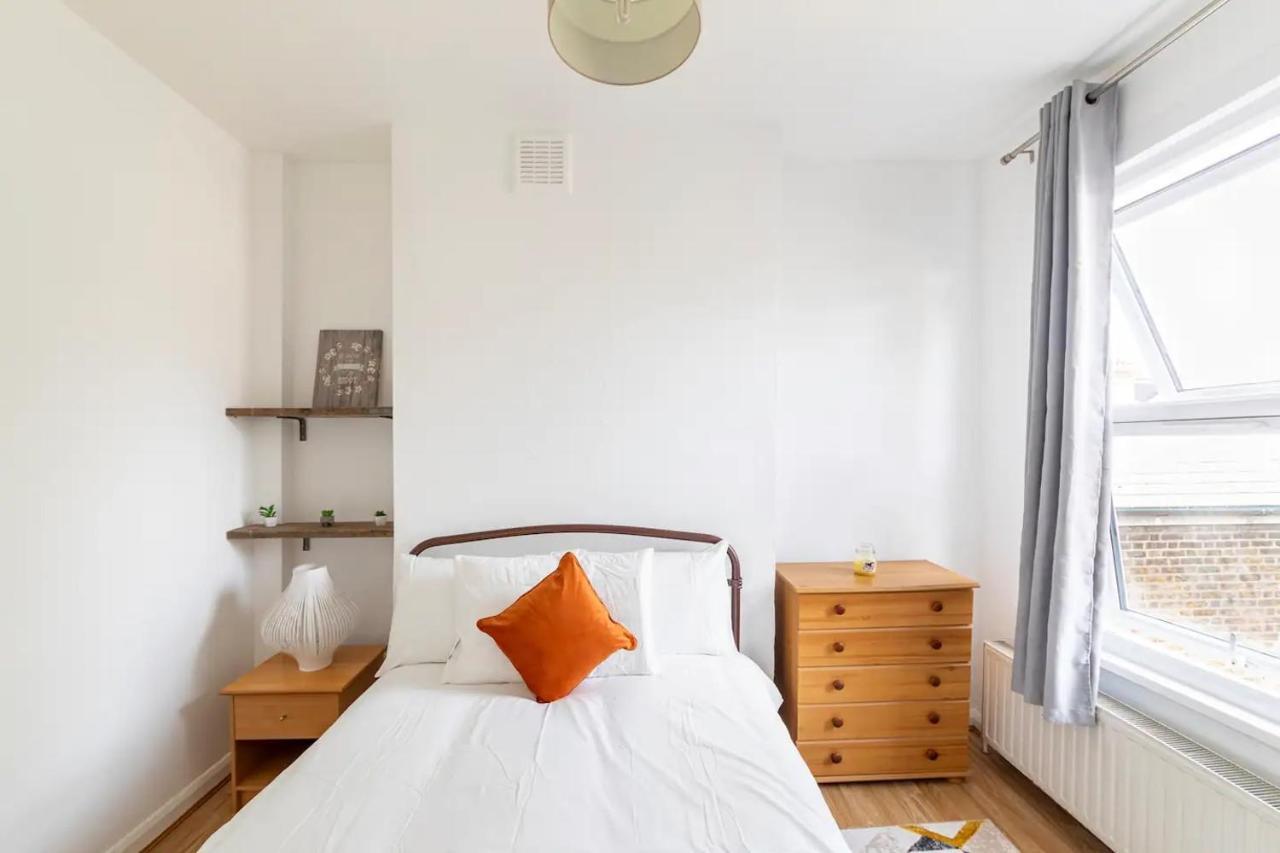 Large, Bright And Spacious 3 Bed Flat In