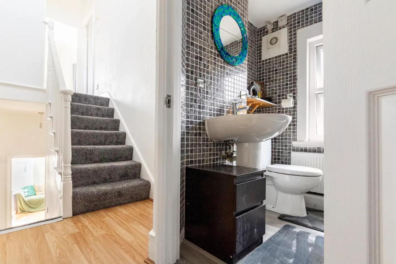 Large, Bright And Spacious 3 Bed Flat In Apartment