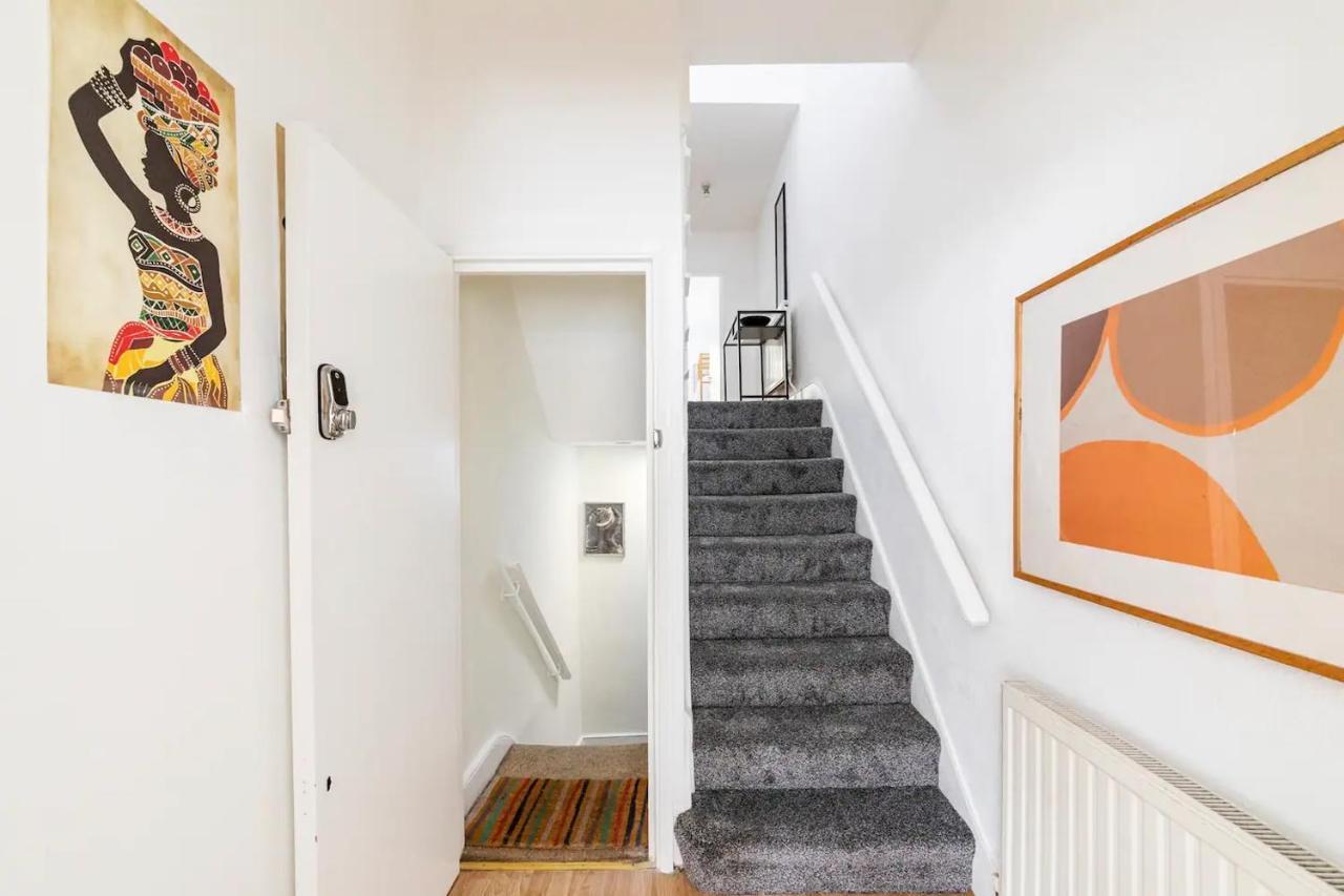 Large, Bright And Spacious 3 Bed Flat In