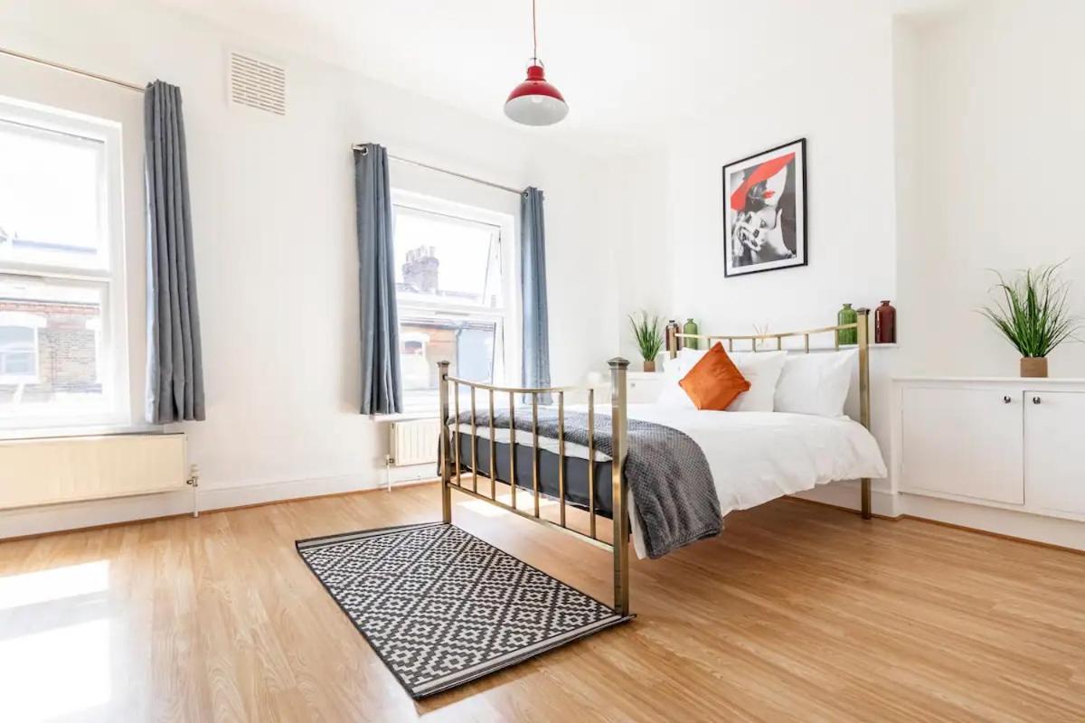 Large, Bright And Spacious 3 Bed Flat In
