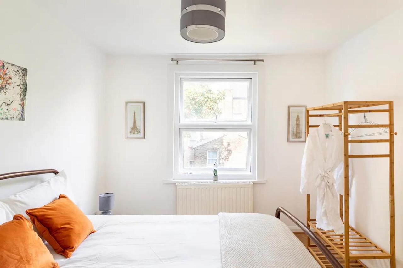 Large, Bright And Spacious 3 Bed Flat In Apartment *