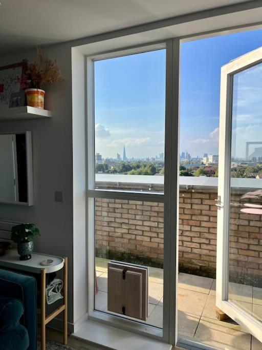 Elegant Chic Living: 1 Bed In Vibrant Area Apartamento