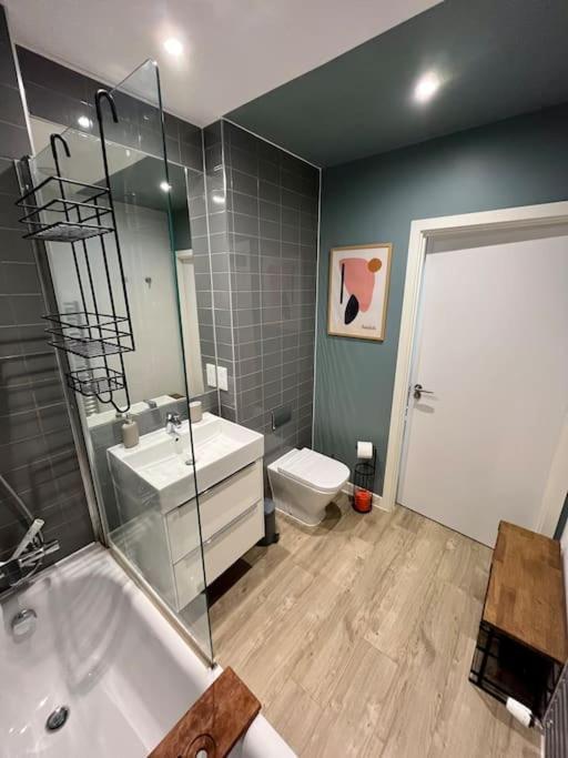 Elegant Chic Living: 1 Bed In Vibrant Area *
