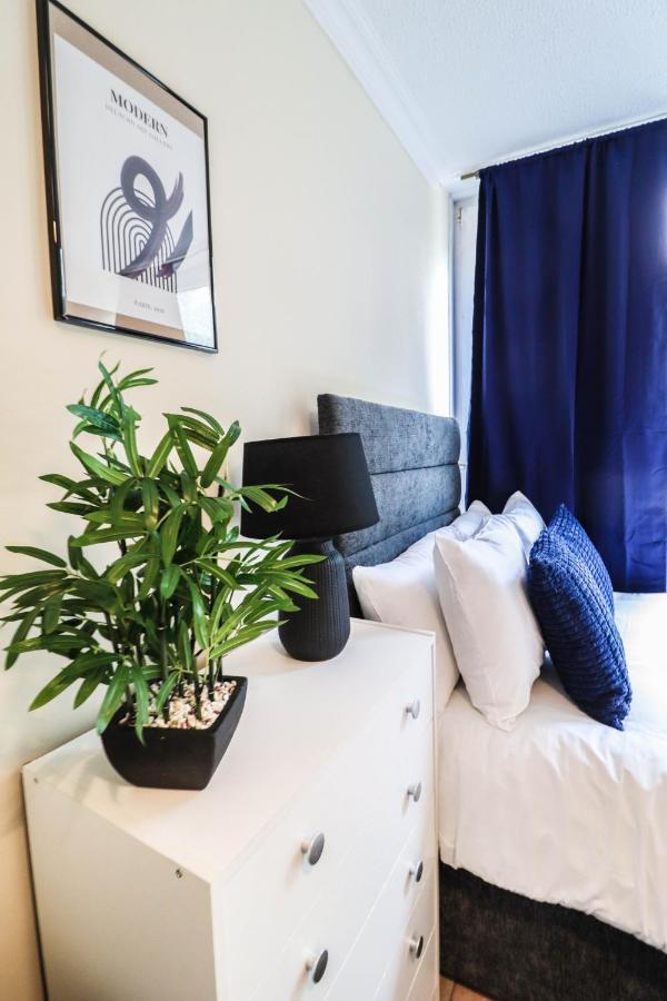 Apartment Cosy Property Right By Warren Street Station! Free Wifi! *