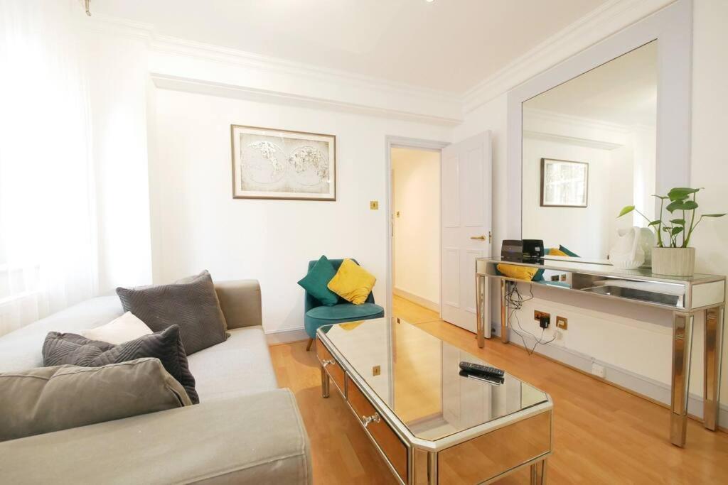 Apartment Chelsea Cloisters London