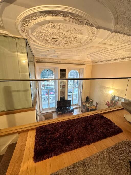Grade Ii Listed Balconied 3-bed Mezzanine Kensington Flat Appartement