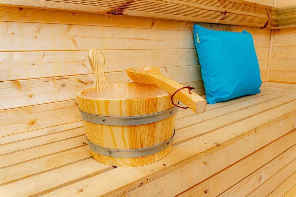 Unique W/garden Hot Tub, Sauna & Cinema *