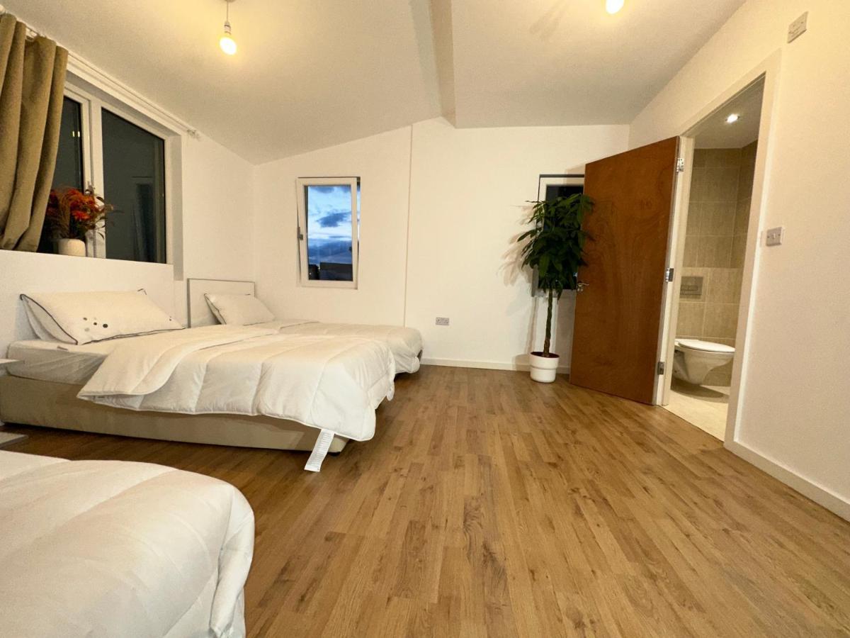 North Spacious: 7-bedroom Group Retreat With Gym Holiday home London