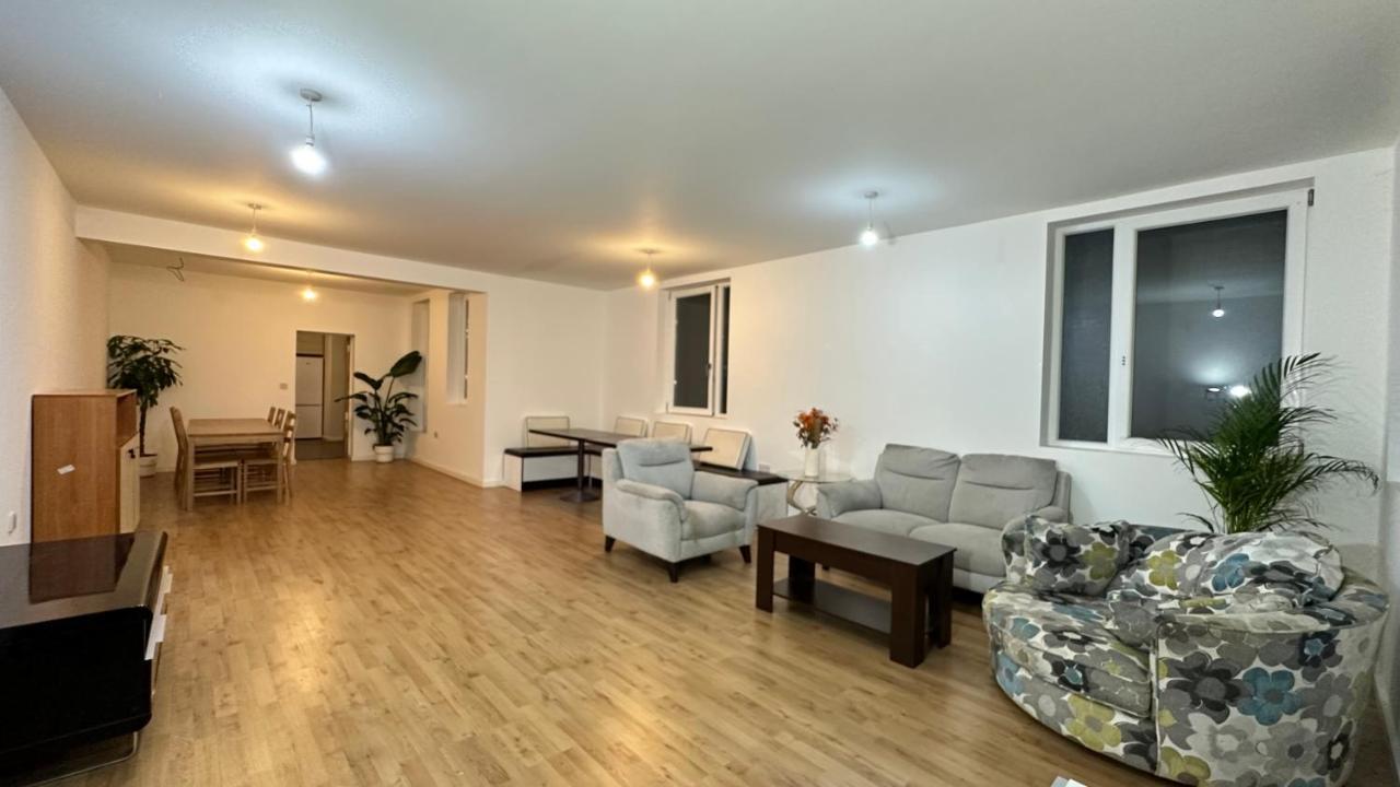 Holiday home North Spacious: 7-bedroom Group Retreat With Gym