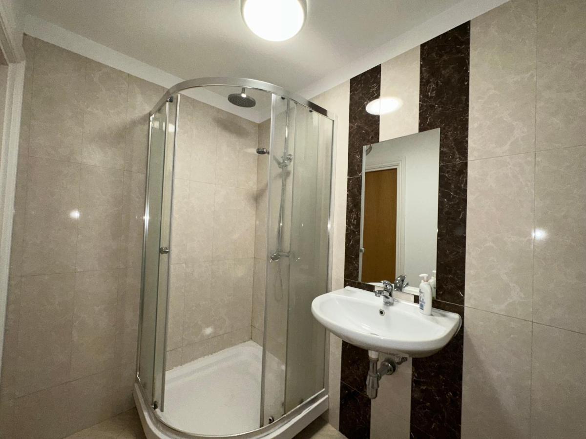 Holiday home North Spacious: 7-bedroom Group Retreat With Gym