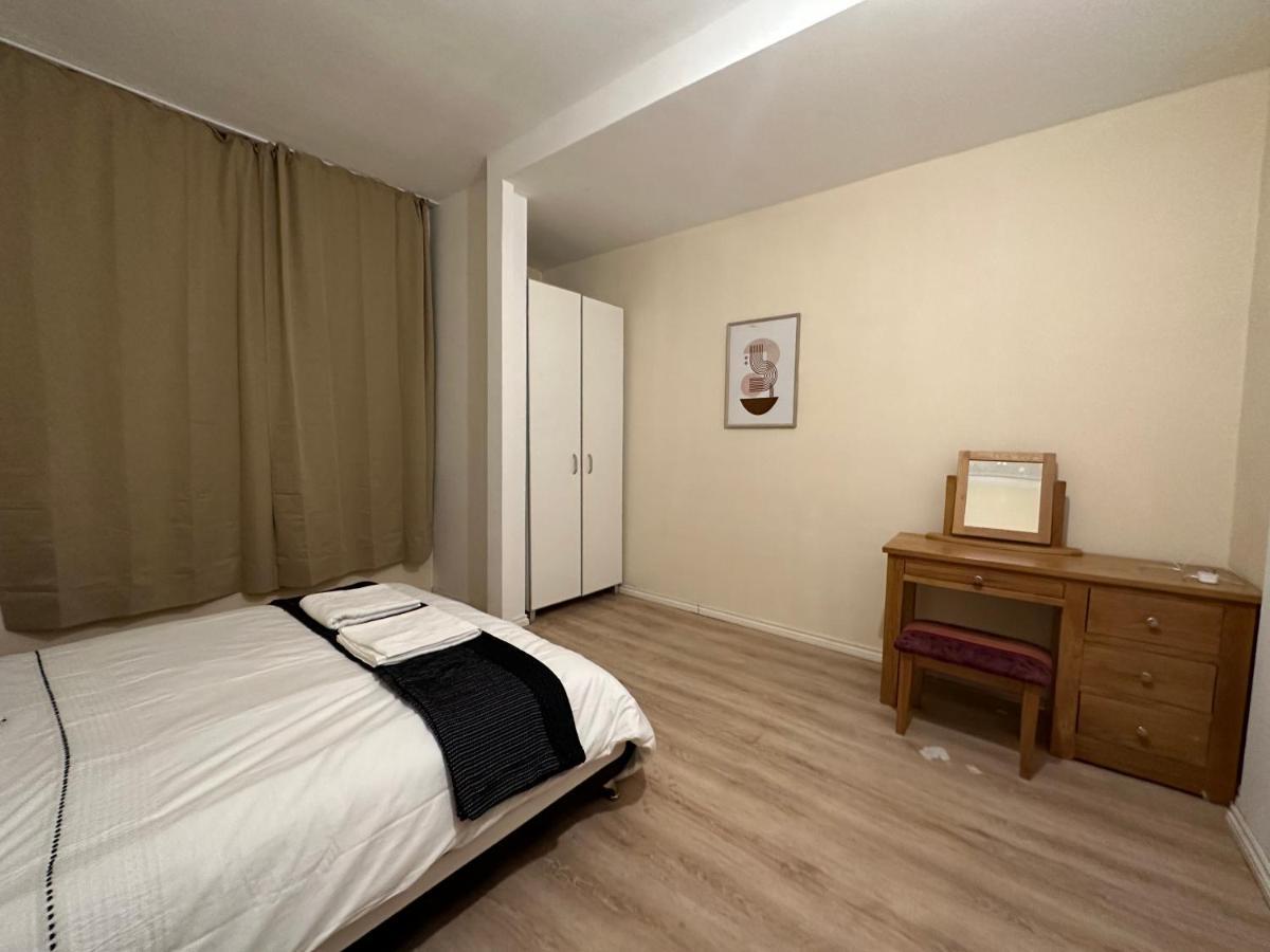 Holiday home North Spacious: 7-bedroom Group Retreat With Gym London