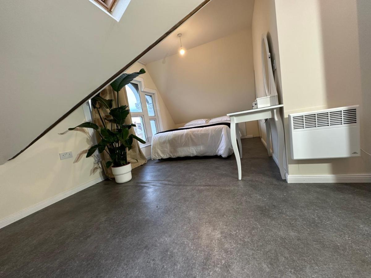North Spacious: 7-bedroom Group Retreat With Gym Holiday home London