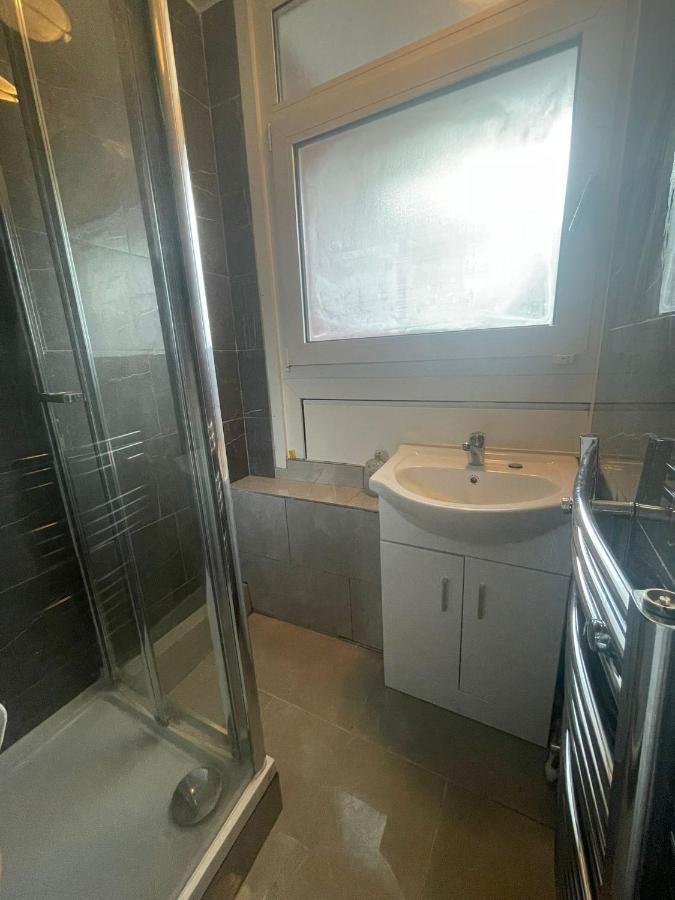 Séjour chez l'habitant Spacious Near With Smart Tv
