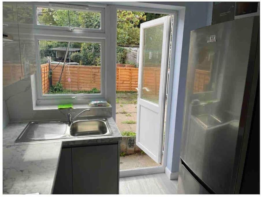 Lovely And Quiet 2 Bedroom Maisonette.free Parking Apartment *