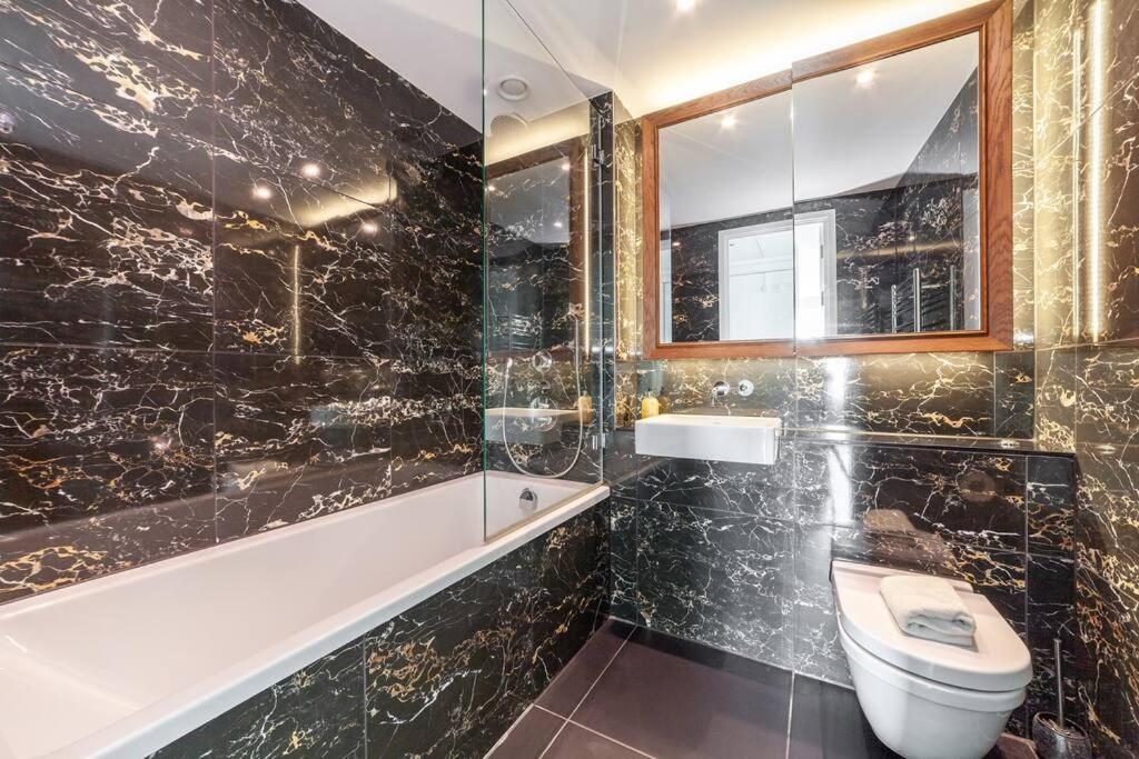 Bright 2br, 2bth Apt, 9 Elms * Londres