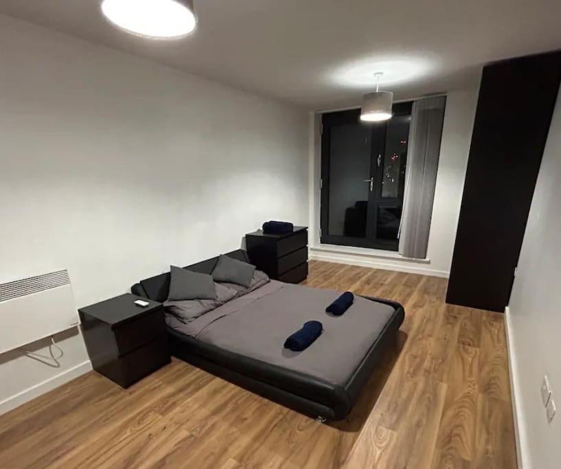 Apartamento 2 Bed Close To Station With Parking *