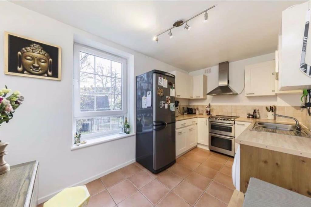 Spacious 2 Bedroom Flat In Apartment *