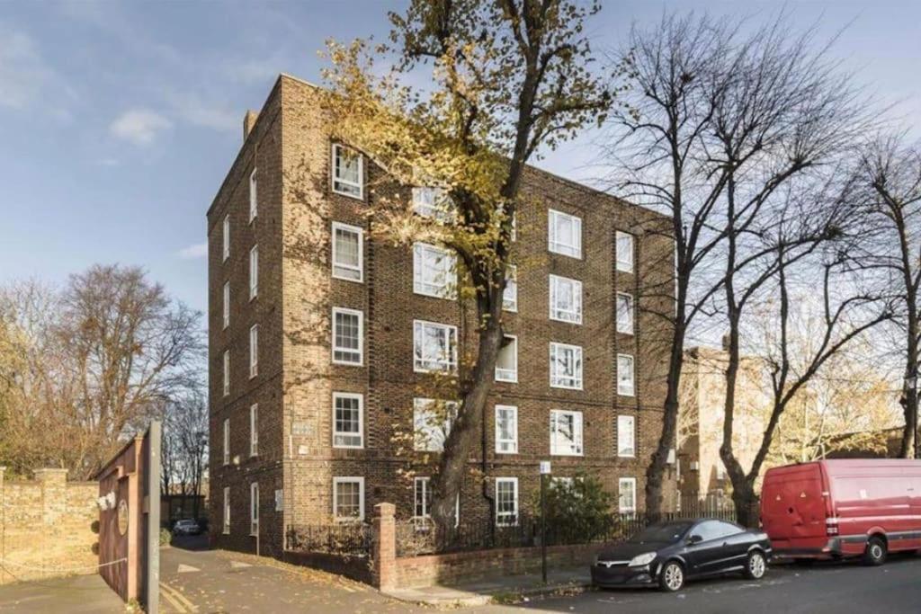 Spacious 2 Bedroom Flat In * London