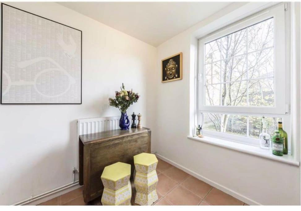 Spacious 2 Bedroom Flat In Apartment