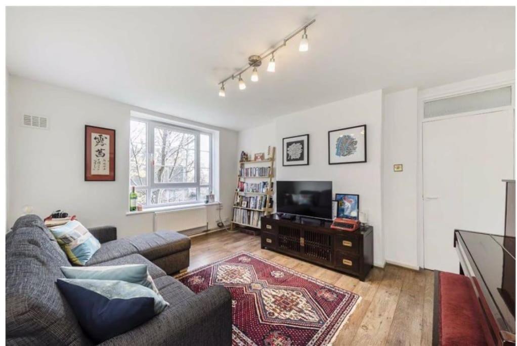 Spacious 2 Bedroom Flat In Apartment London