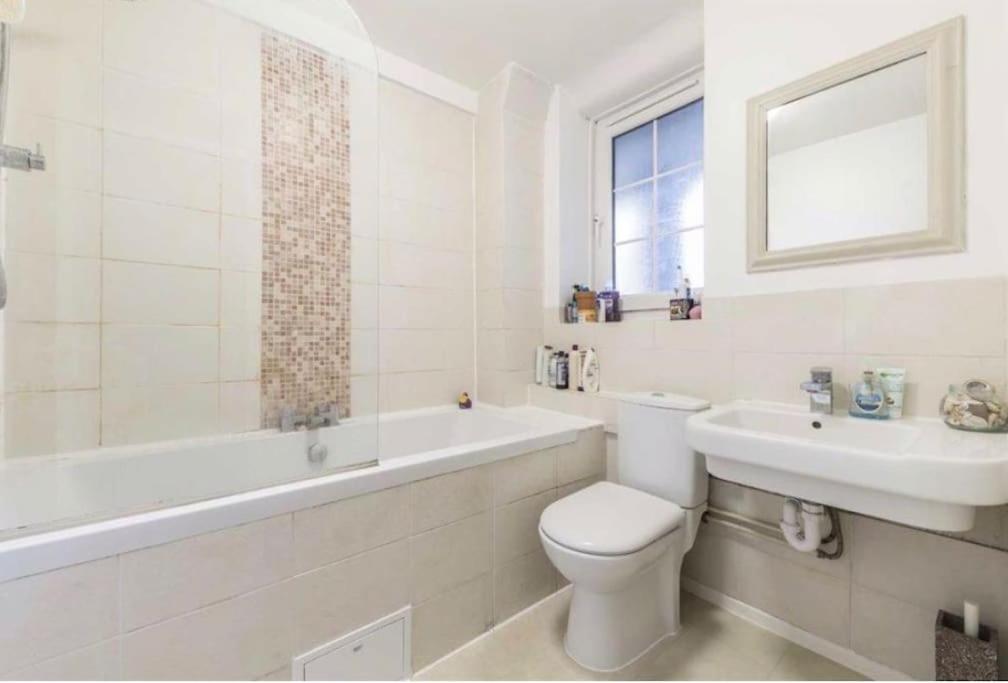 Spacious 2 Bedroom Flat In * London