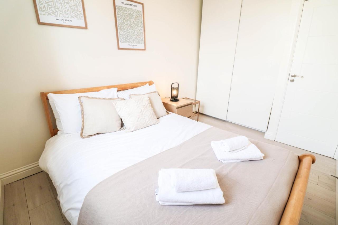 Beautiful 2-Bedroom Flat Just Steps From Oval Station