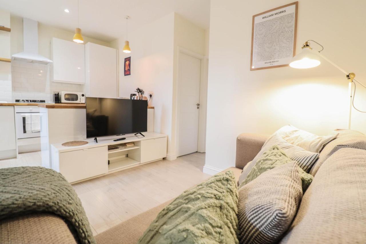 Beautiful 2-Bedroom Flat Just Steps From Oval Station Londres