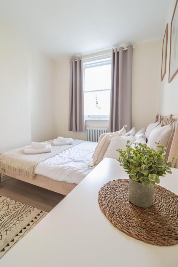 Beautiful 2-Bedroom Flat Just Steps From Oval Station