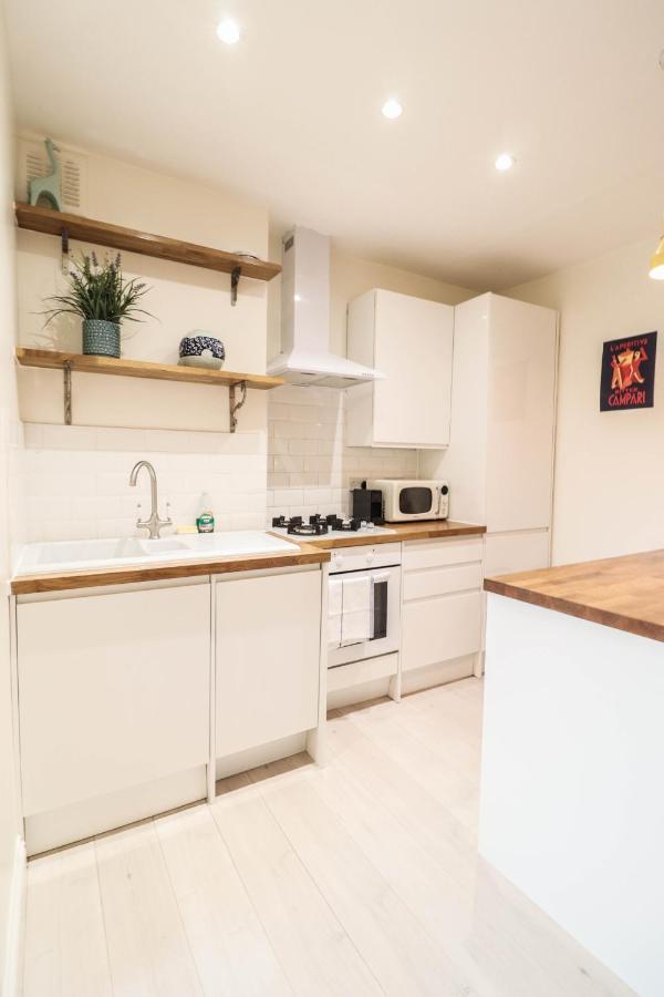 Beautiful 2-Bedroom Flat Just Steps From Oval Station Apartamento