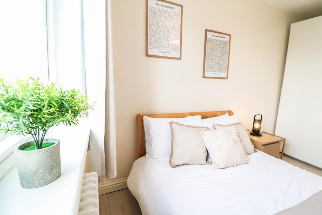 Beautiful 2-Bedroom Flat Just Steps From Oval Station *