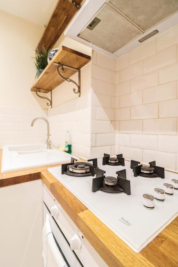 Beautiful 2-Bedroom Flat Just Steps From Oval Station * Londen