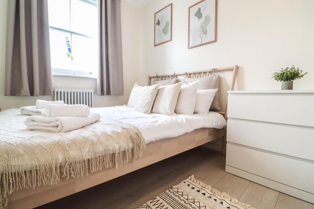 Beautiful 2-Bedroom Flat Just Steps From Oval Station Apartamento
