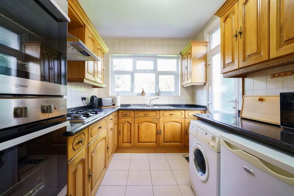 Wembley Arch View, 4-bed House, Drive For 2 Cars * Londres