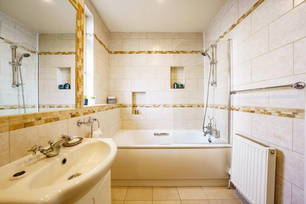 Wembley Arch View, 4-bed House, Drive For 2 Cars * Londres