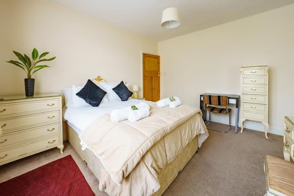Wembley Arch View, 4-bed House, Drive For 2 Cars *