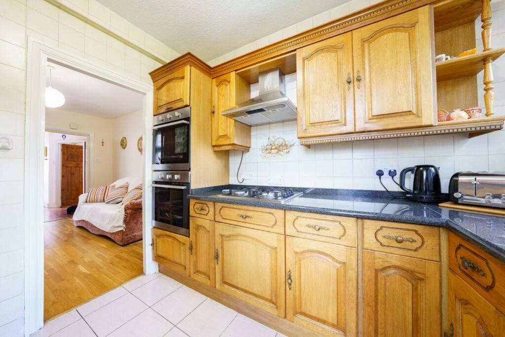 Wembley Arch View, 4-bed House, Drive For 2 Cars * Londres