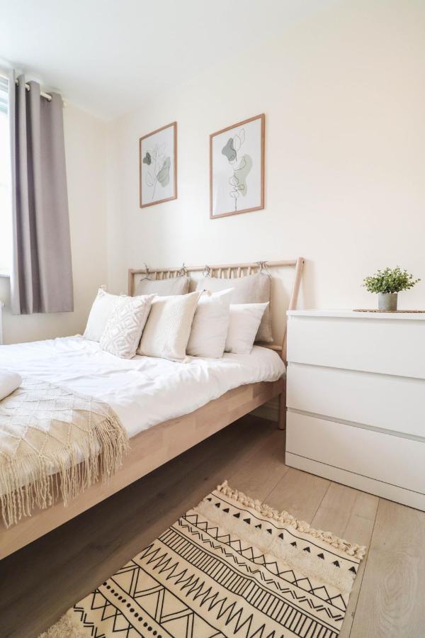 Beautiful 2-Bedroom Flat Just Steps From Oval Station