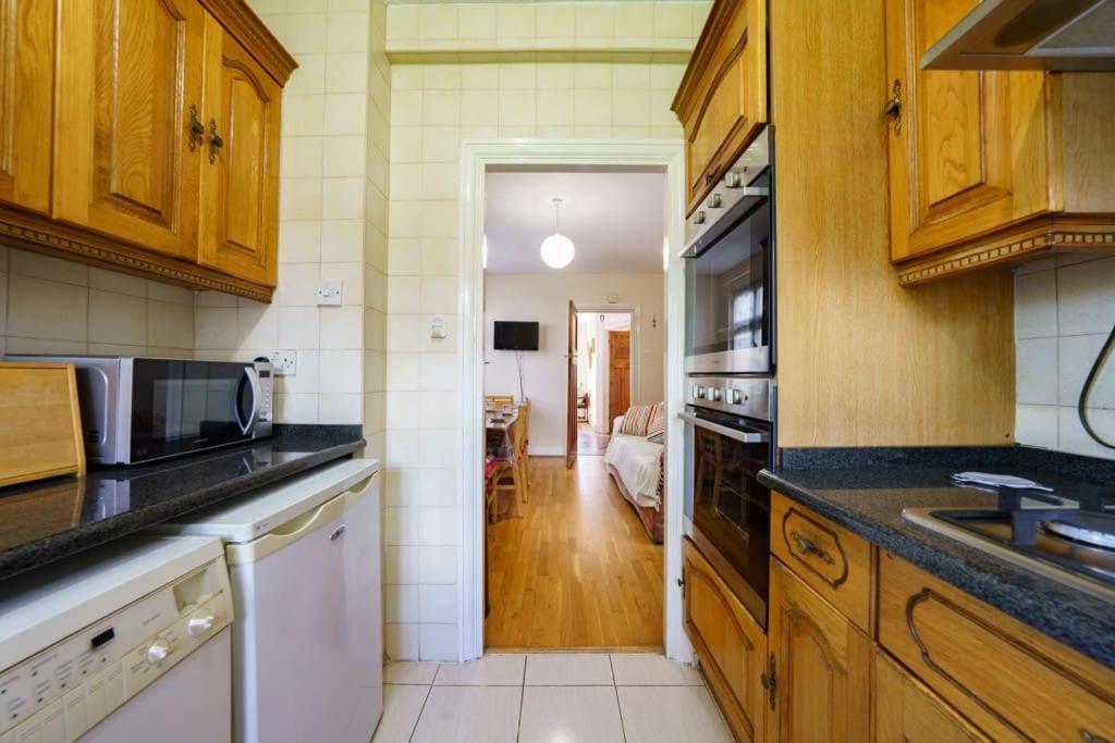 Wembley Arch View, 4-bed House, Drive For 2 Cars Appartement *