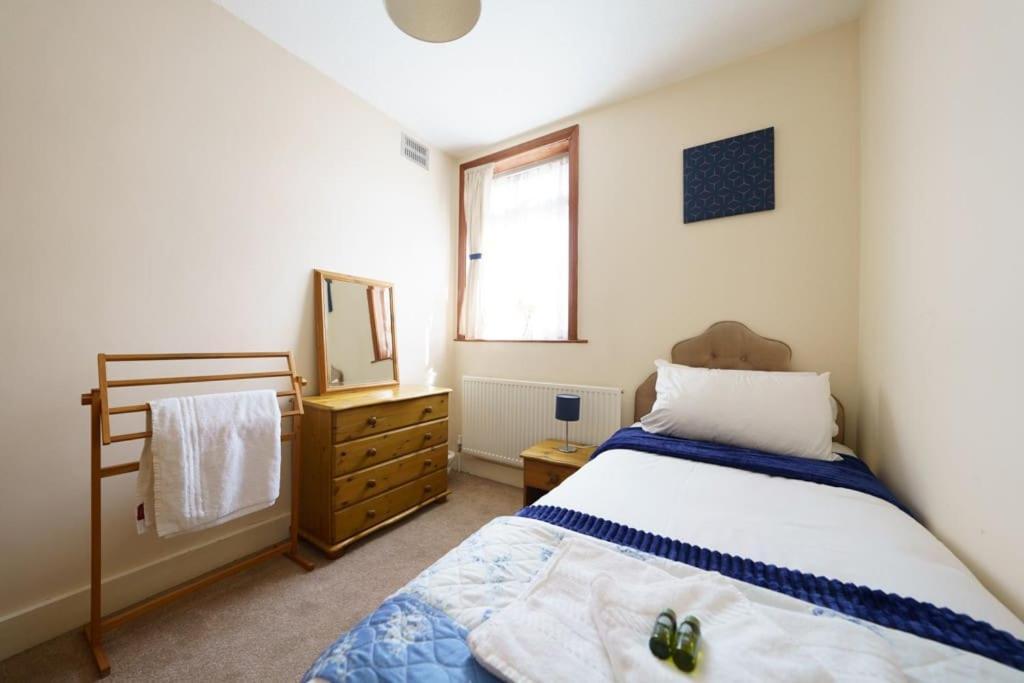 Wembley Arch View, 4-bed House, Drive For 2 Cars * Londres