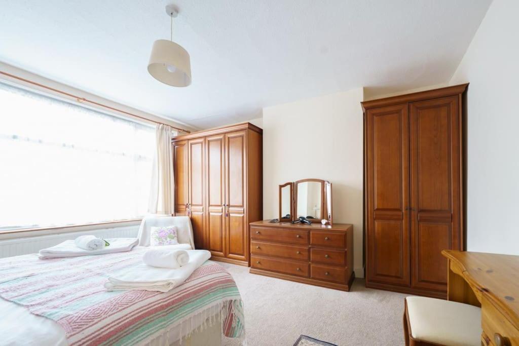 Wembley Arch View, 4-bed House, Drive For 2 Cars Londres