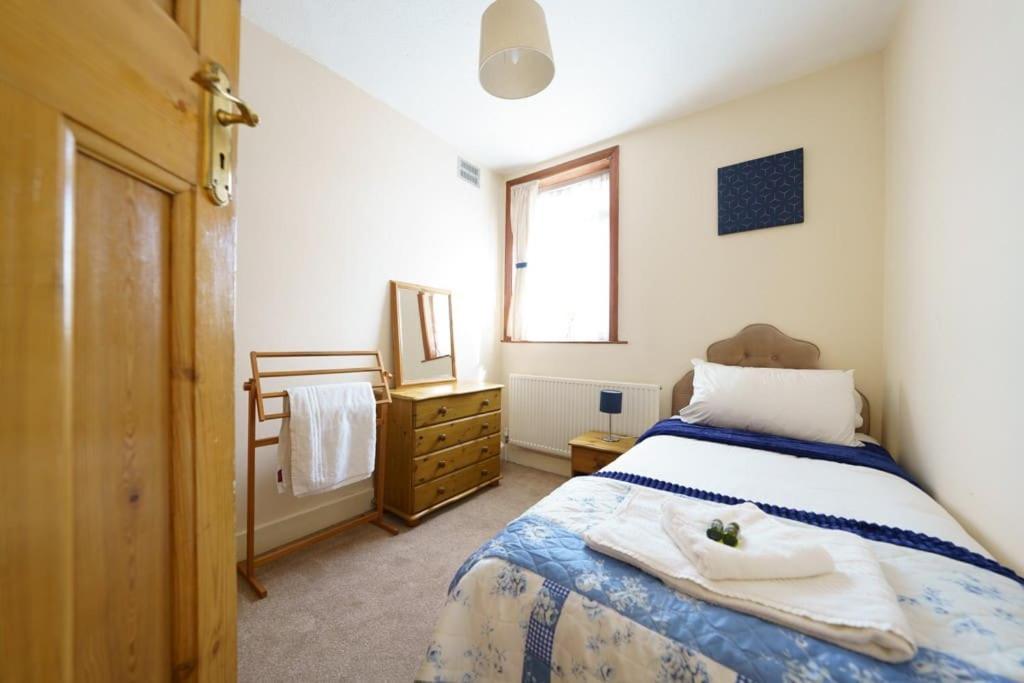 Wembley Arch View, 4-bed House, Drive For 2 Cars * Londres