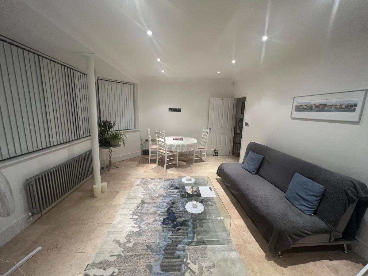 Lovely Entire 1 Bedroom Flat With Patio In Chiswick Superb Location Londres