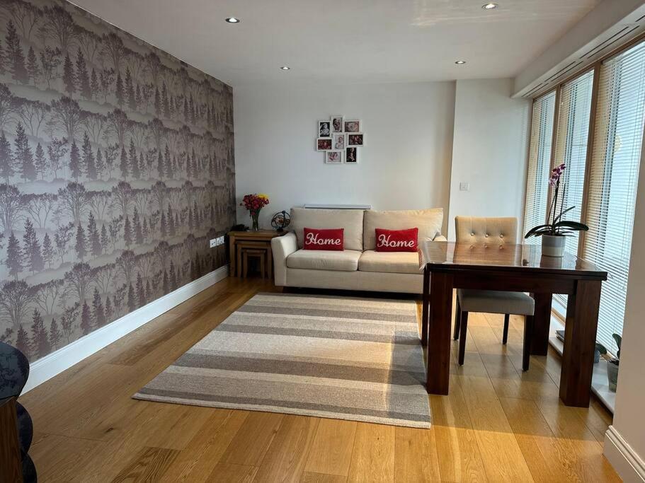 Bright And Spacious Flat In Wimbledon, *