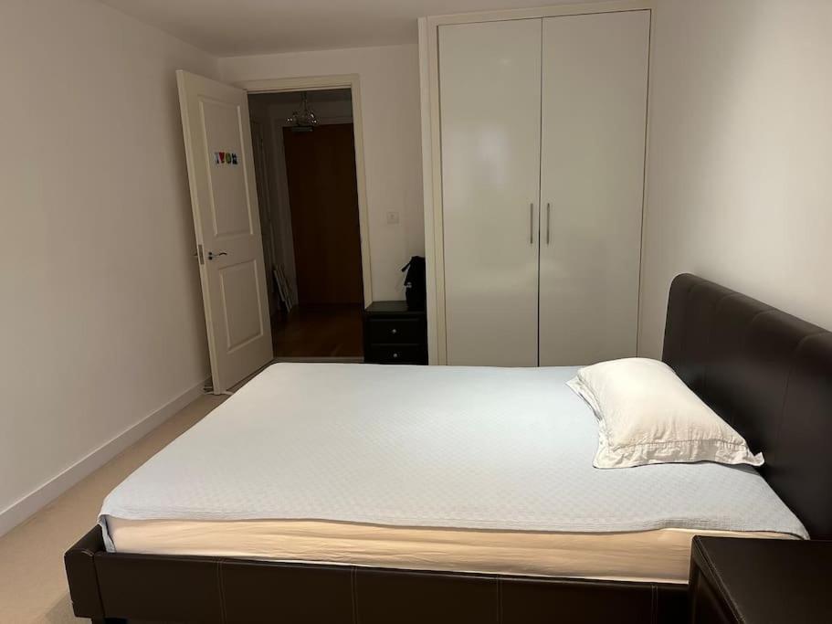 Bright And Spacious Flat In Wimbledon, * Londres
