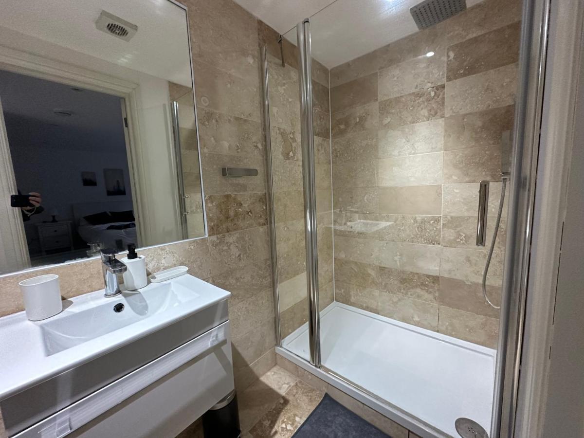Delightful New Ensuite Bedroom With Stunning Shared Kitchen & Living -1c The Charteris Londen