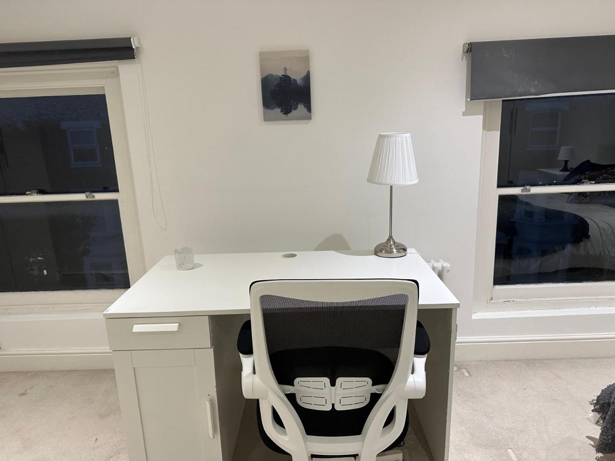 Delightful New Ensuite Bedroom With Stunning Shared Kitchen & Living -1c The Charteris Londen