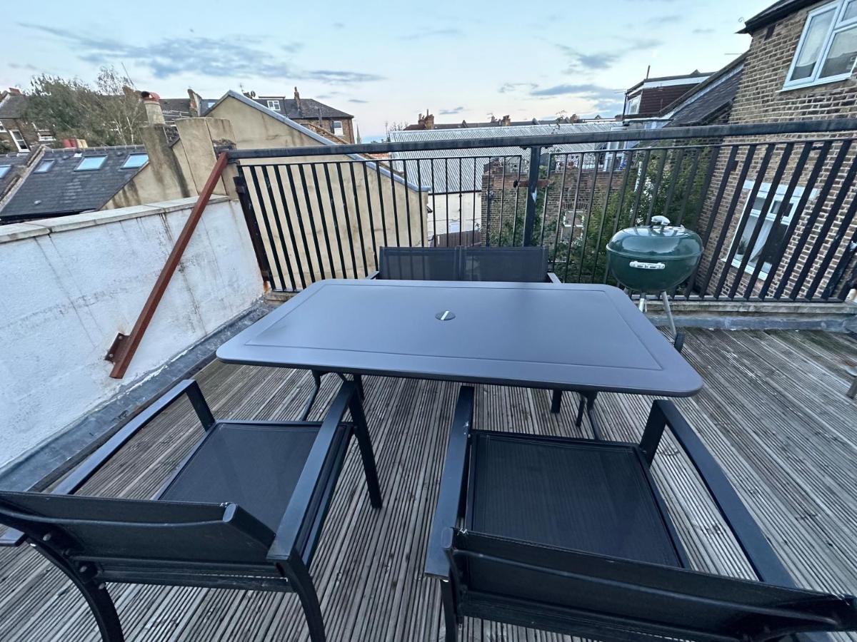 Delightful New Ensuite Bedroom With Stunning Shared Kitchen & Living -1c The Charteris Appartement *