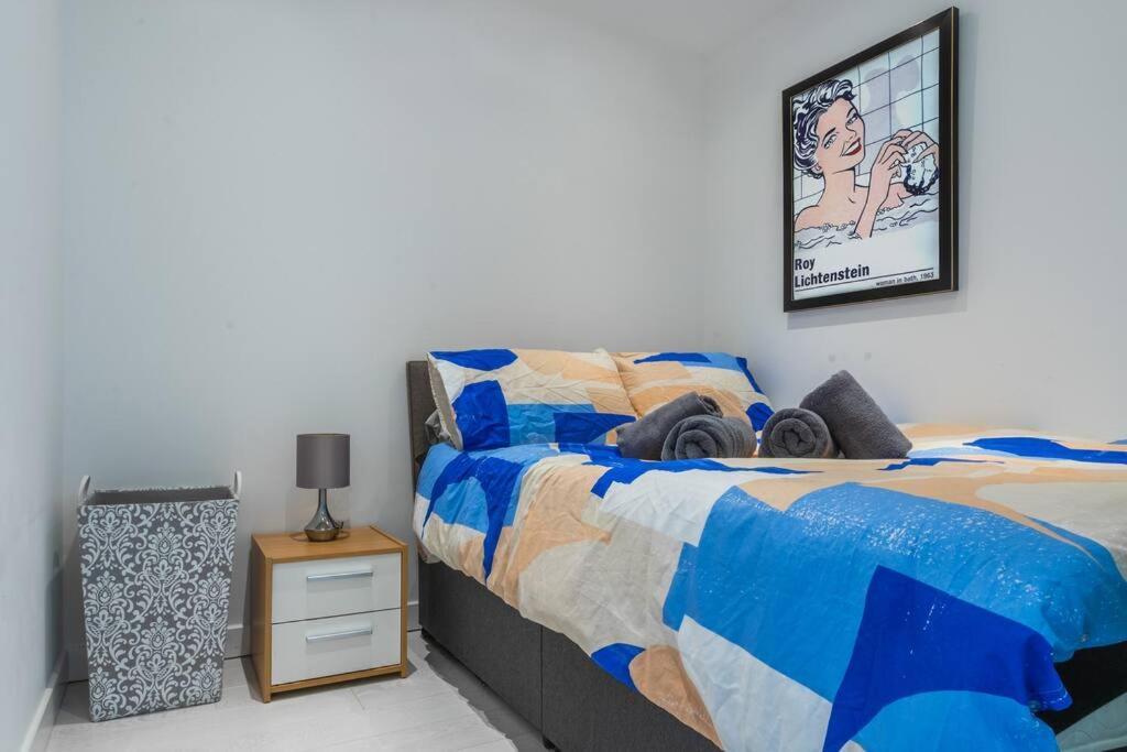 Cool Dalston Studio With Balcony And Gym Londen