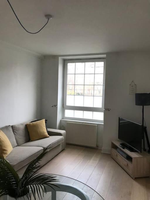 Cosy 1 Bed Flat In With View Of Shard * Londen